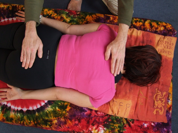 Vijfde reiki handpositie achterzijde: nek - stuit.